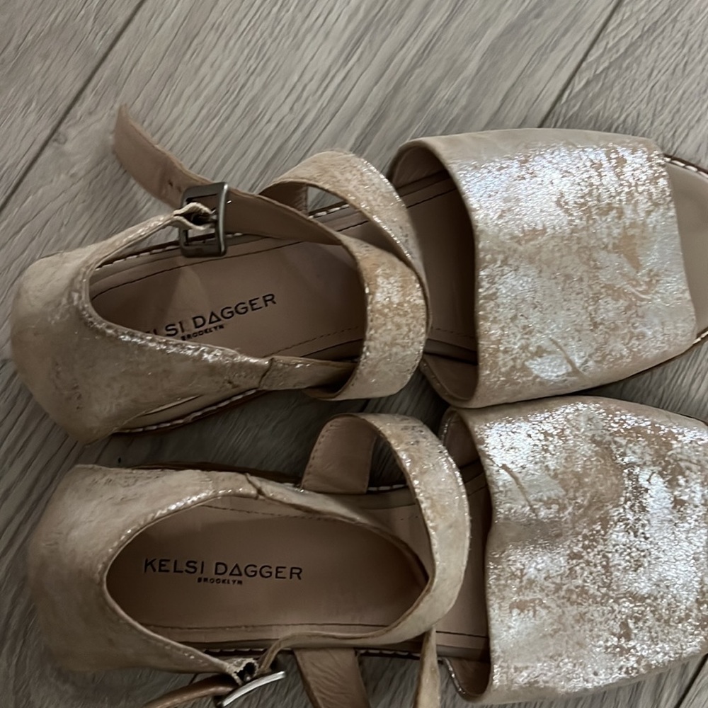 flats - Picture 2 of 3